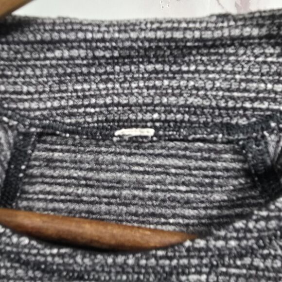 Lululemon Shirt Womens 6 Black Long Sleeve Thumb Holes Mitts Running Crewneck - Picture 8 of 13